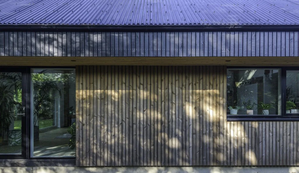 Thermopine® Cladding Factory Coated with RAL 9005 | Kast Architects | Samye Hatfield Photography
