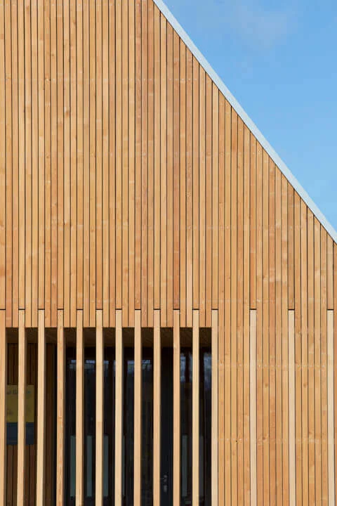 SILA Select® Siberian Larch 47mm x 25mm skimmed face. Timber fins in SILA A/B® 150mm x 50mm | Hoskins Architects