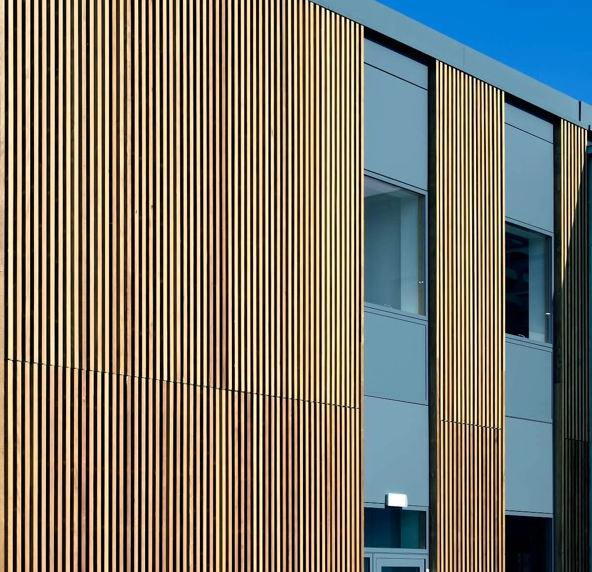 Accoya® Cladding 47×25 and 73×50 (on edge) factory coated with Teknos® FI-024 | Threesixty Architecture
