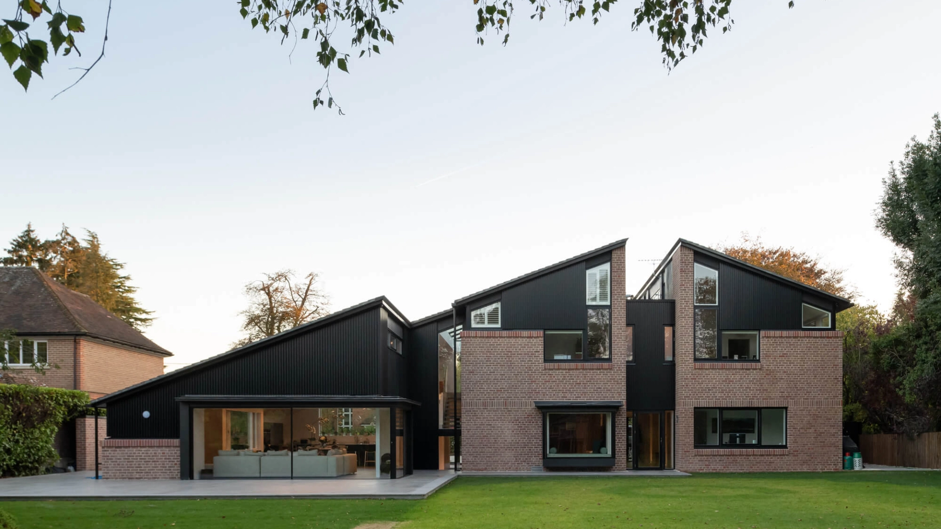 Accoya® Cladding factory coated RAL9005 on Push-Pull House by Cullinan Studio