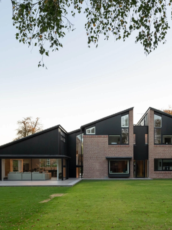Accoya® Cladding factory coated RAL9005 on Push-Pull House by Cullinan Studio