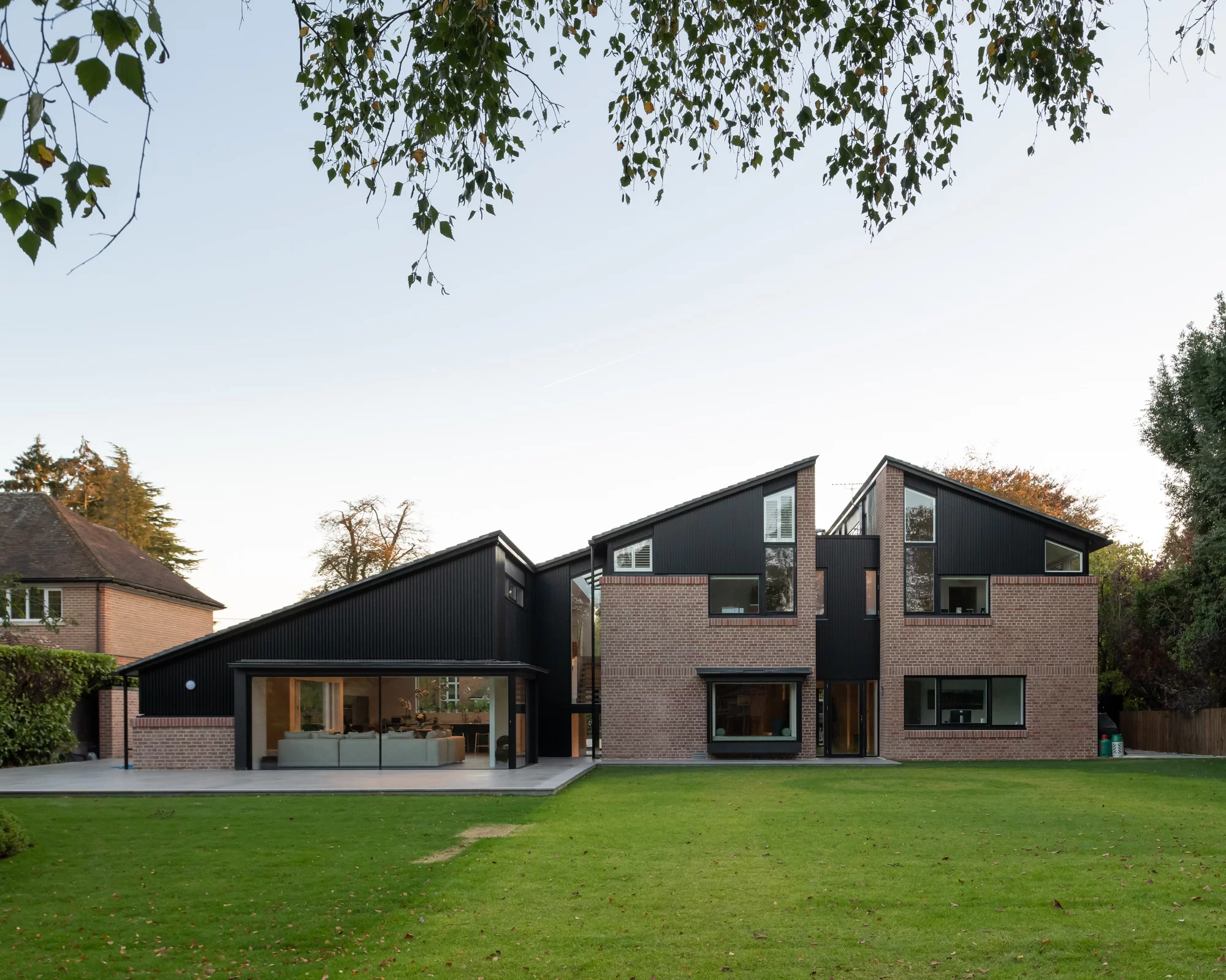 Accoya® Cladding factory coated RAL9005 on Push-Pull House by Cullinan Studio