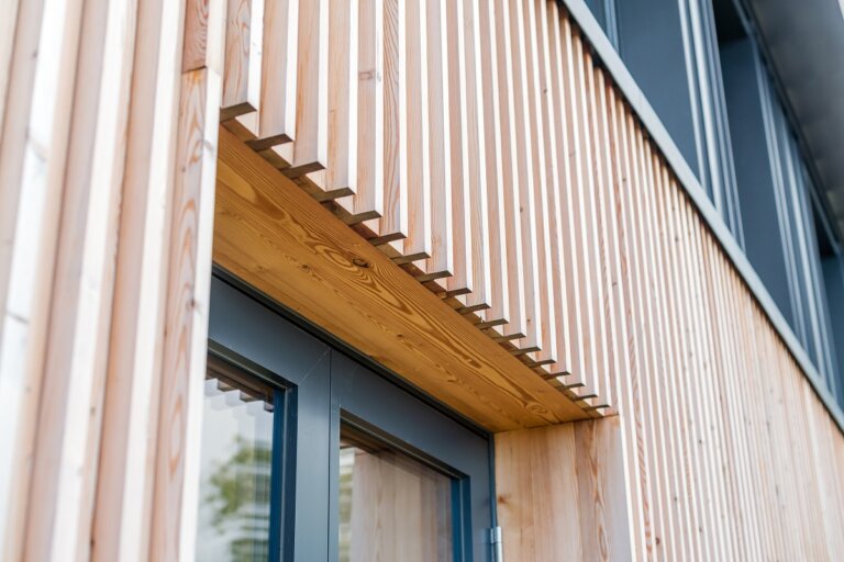 Timber fins in modern architecture: innovative solutions for secret ...