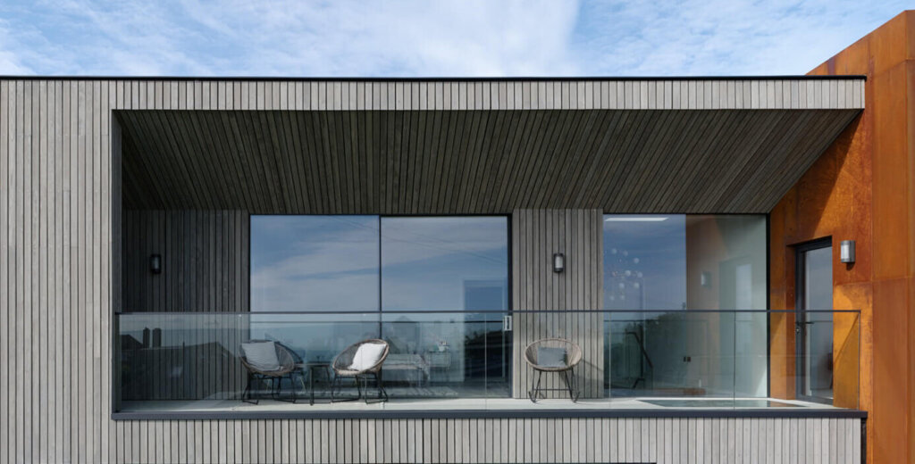 SILA Select® Siberian Larch factory coated with SiOO:X Mid Grey, fixed with L-GoFix® screws | Richard Gooding Photography