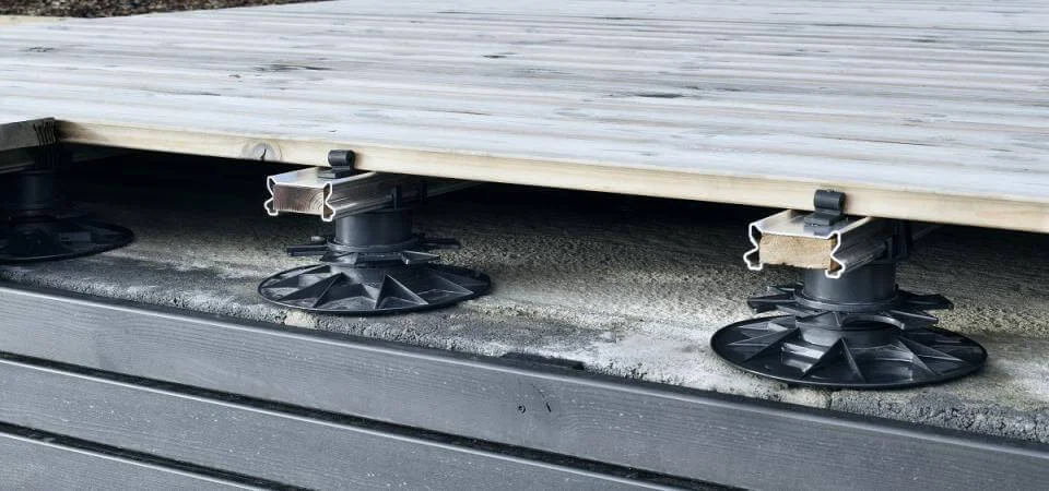 SIHGA Justifix® supports with Symbiofix® aluminium rail system, Russwood Thermopine® decking with Senofix®