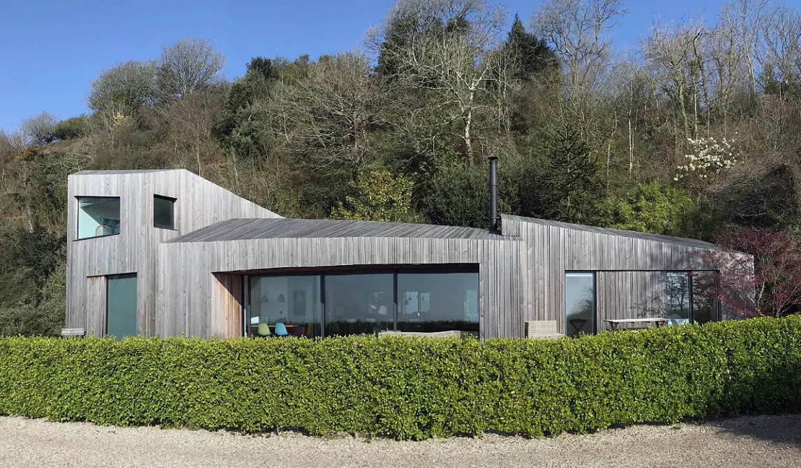 SILA Select® Siberian Larch used in varying widths for cladding and wooden roofing | The Crow's Nest | A R Design Studio
