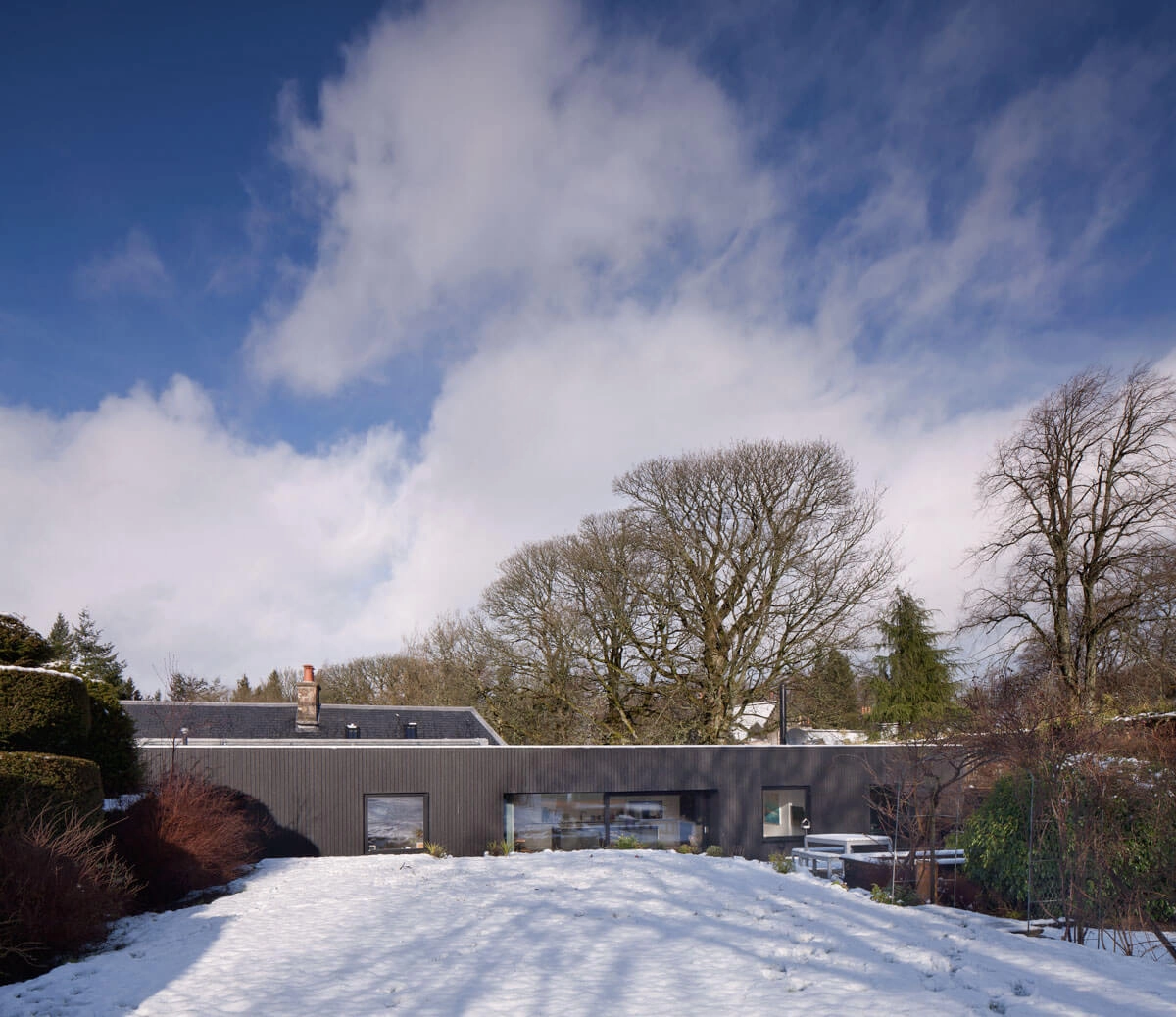Home clad with Thermopine® Cladding factory coated in RAL9005 by Staran Architects