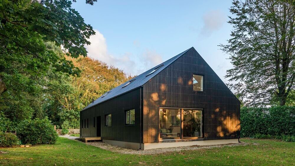 Thermopine® Cladding Factory Coated with RAL 9005 | Kast Architects | Samye Hatfield Photography