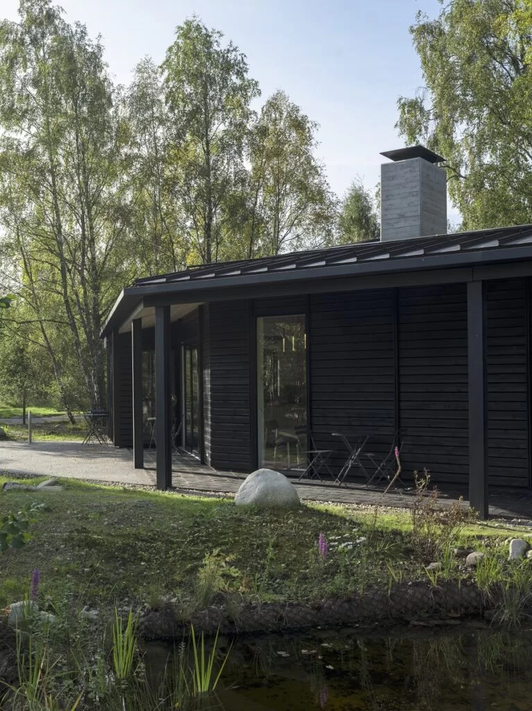 Moxon office clad with Brushed Thermopine® Cladding Factory Coated with RAL 9005 + soffits coated with SiOO:X Light Grey