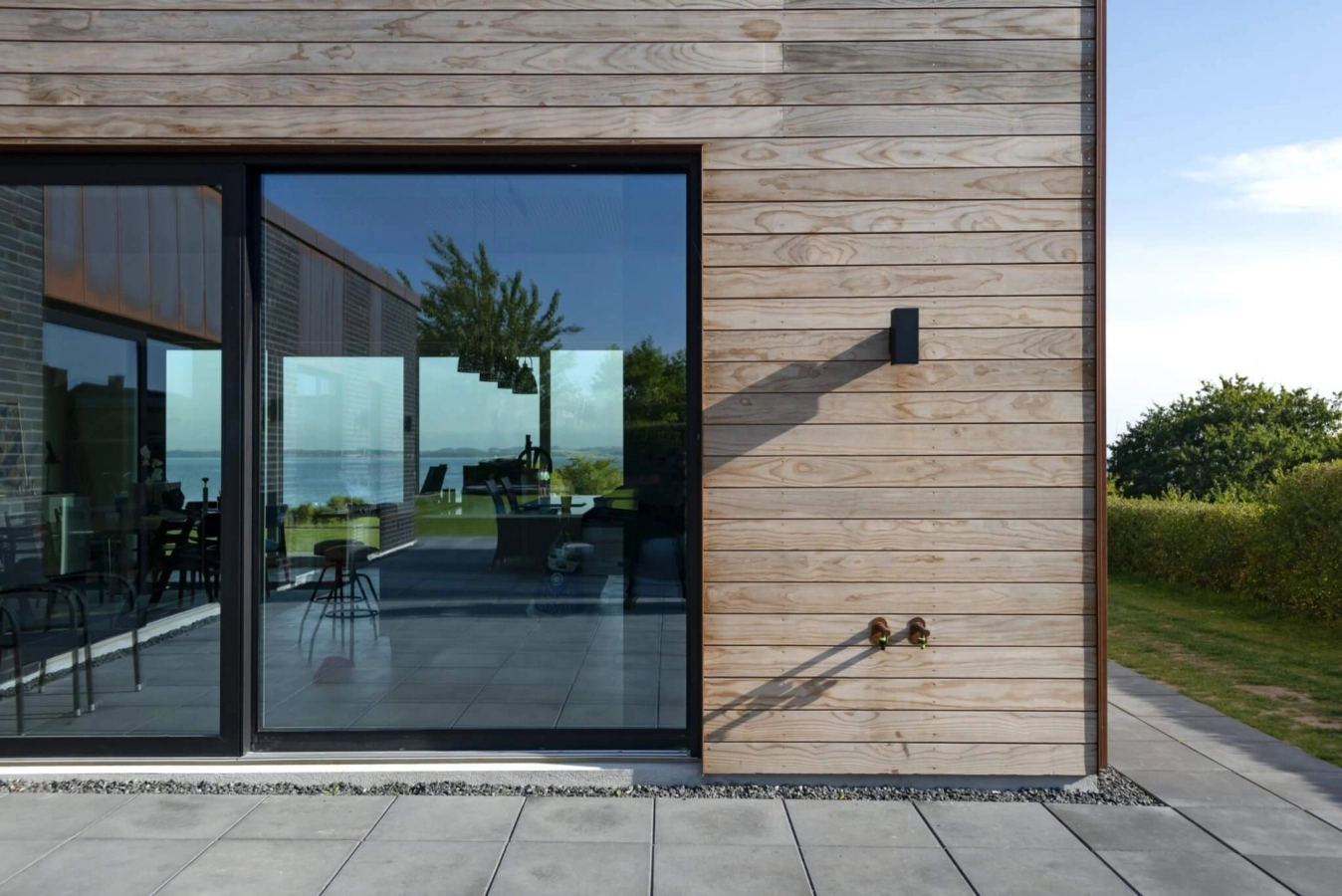 A close up of Thermopine® Clear and a sea view with a glass door.