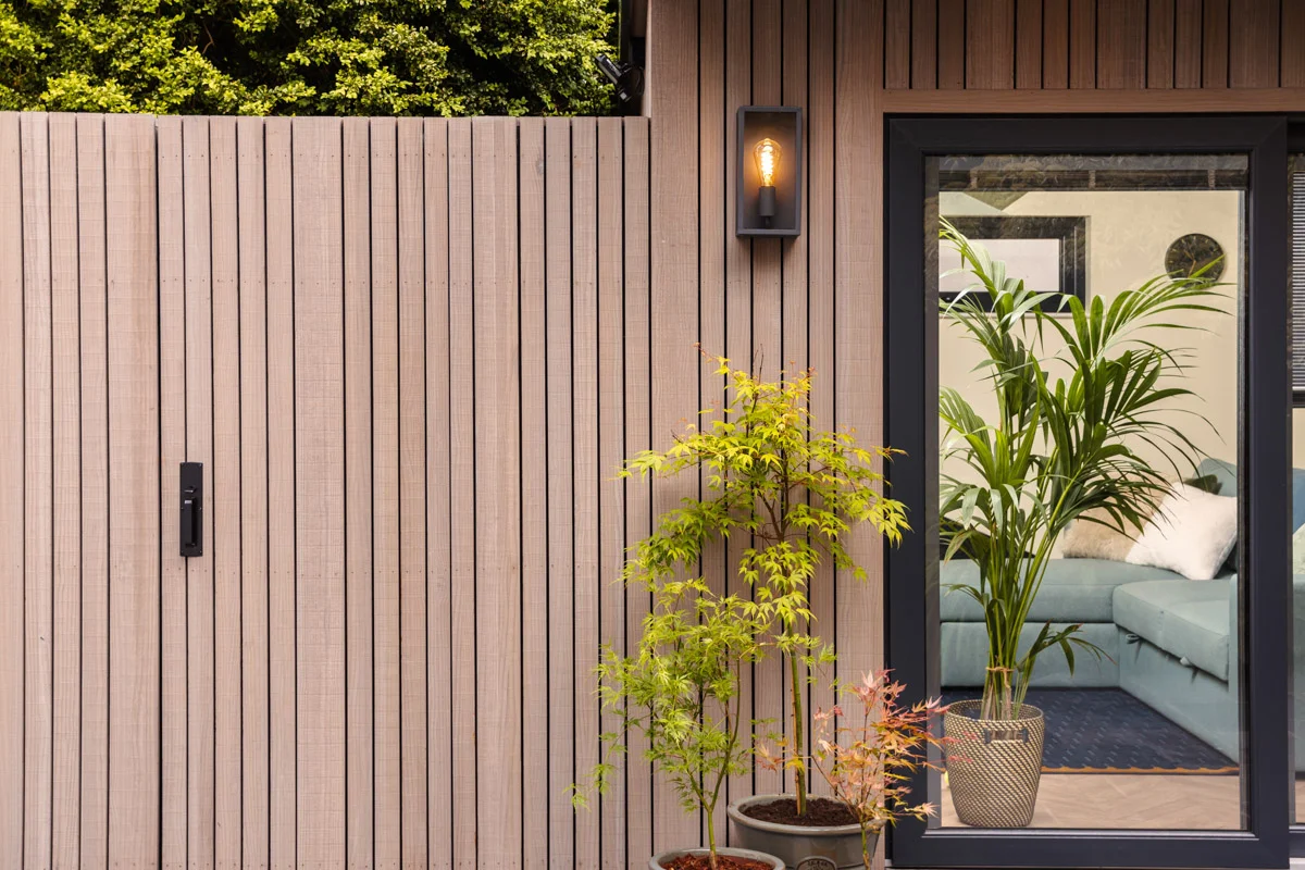Garden room in Edinburgh timber featuring Abodo Vulcan Vertical Grain cladding and SiOO:X Mid Grey by Outside in Garden Rooms