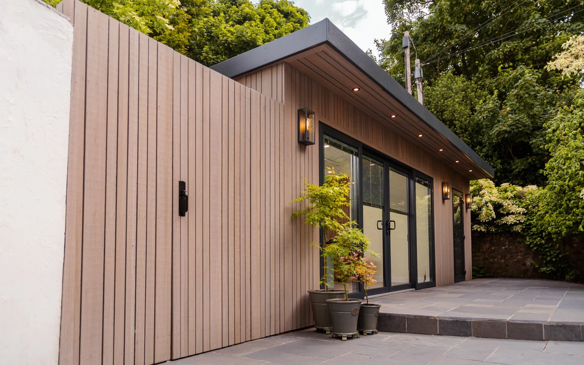 Garden room in Edinburgh timber featuring Abodo Vulcan Vertical Grain cladding and SiOO:X Mid Grey by Outside in Garden Rooms