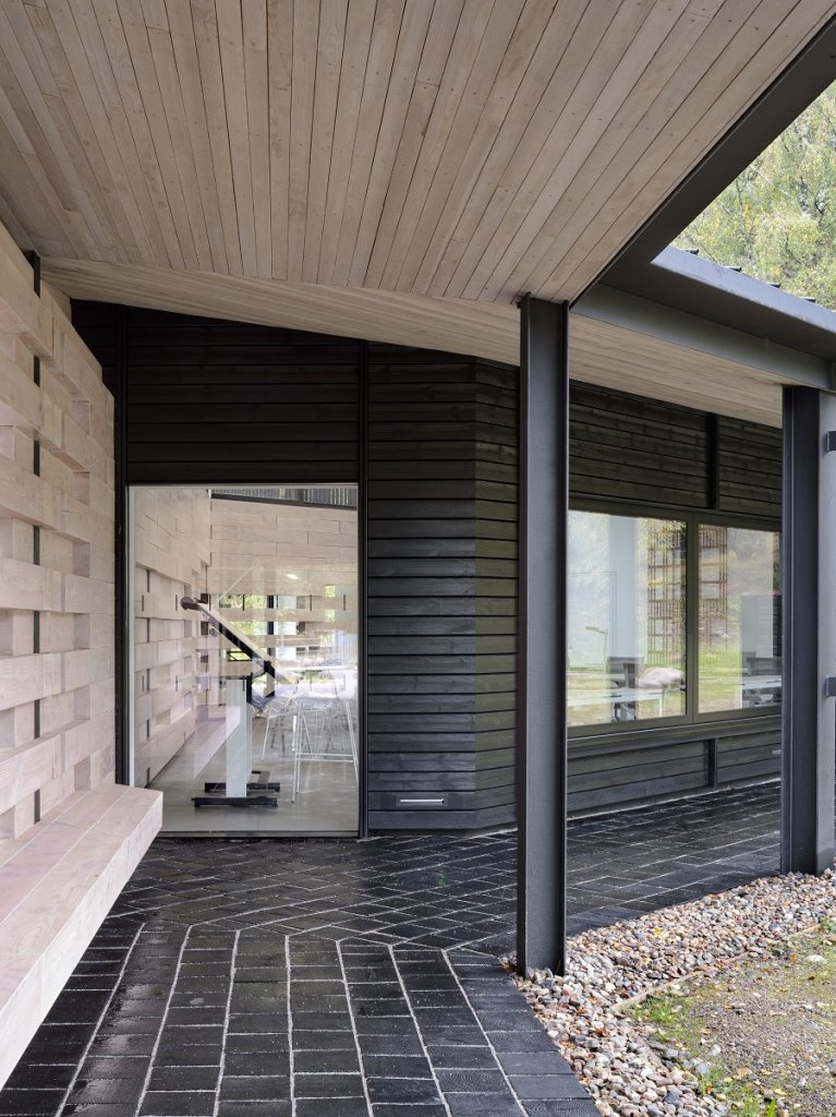 Thermopine® Brushed factory coated black with SILA Select® cladding coated in SiOO:X Light Grey on the soffits | Timothy Soar Photography
