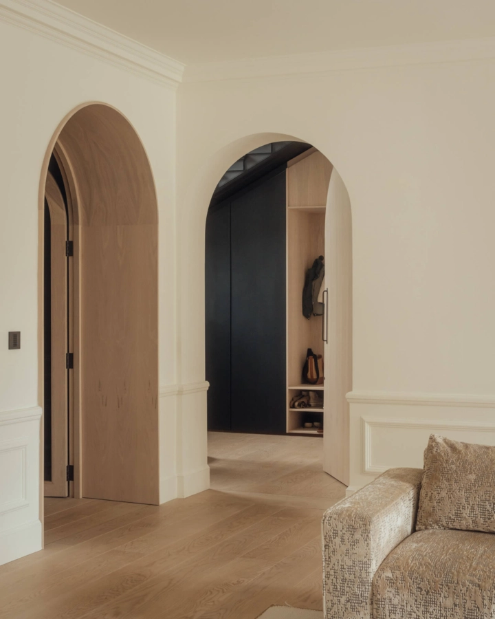 Archway detailiing and oak floor in a home in Edinburgh