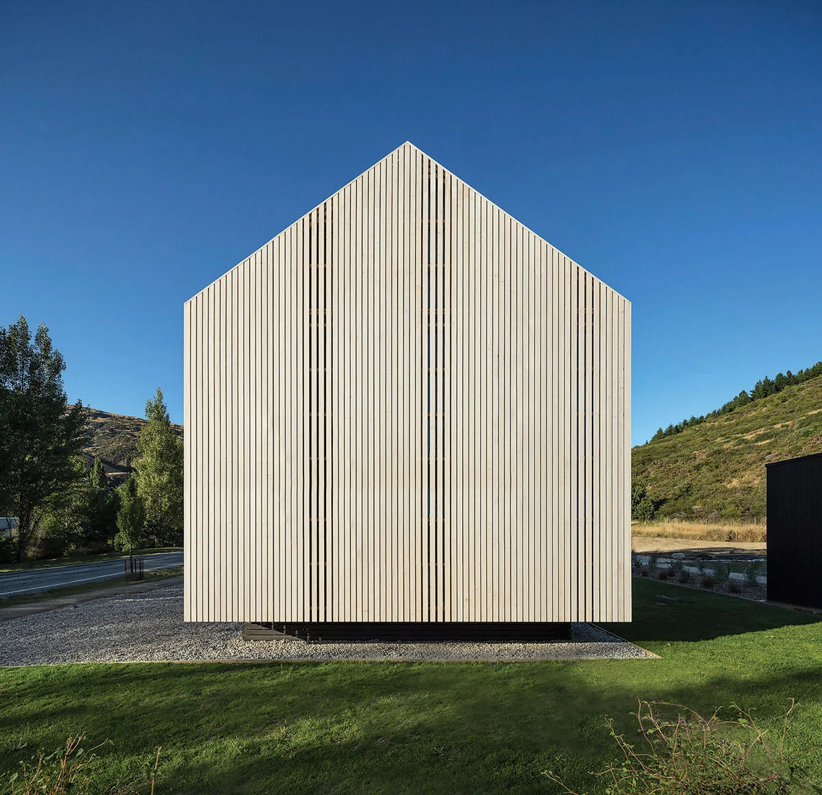 a cabin style building clad in Abodo Vulcan Vertical Grain cladding from Russwood in an open rainscreen arrangement