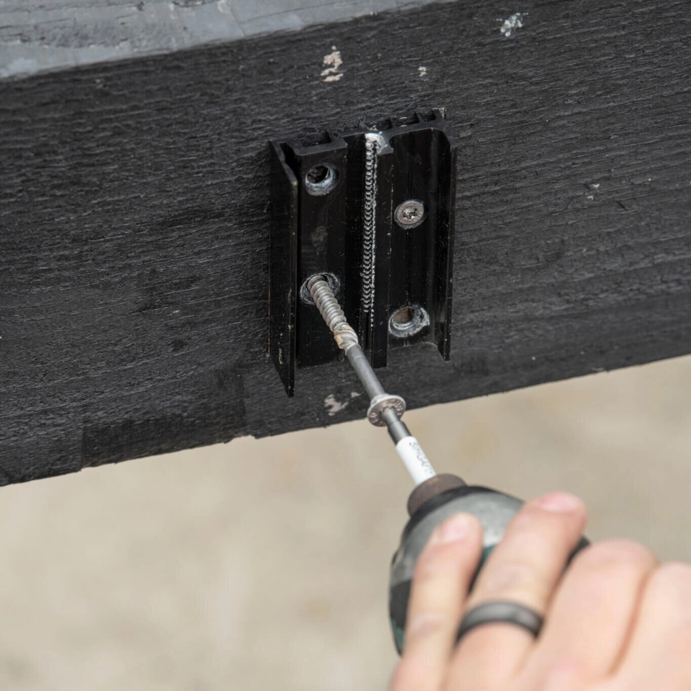 LamellenFix being installed with a drill and a screw.