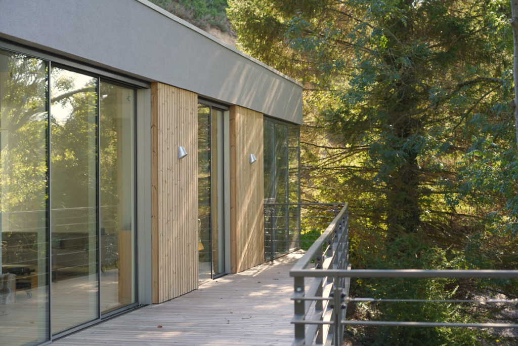 Straight-edge timber profiles and architectural precision 